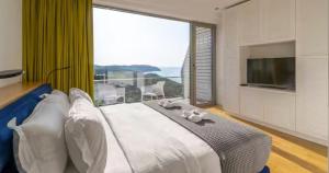 Un pat sau paturi într-o cameră la Luxury Apartments & Villas