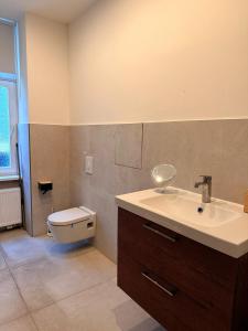 Et badeværelse på Cosy Apartment im Weddinger Herz