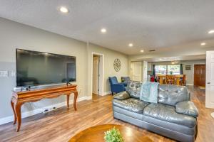 Una televisión o centro de entretenimiento en Dock and Beautiful Views! Spacious Bellows Lake Gem