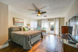 Una cama o camas en una habitación de Dock and Beautiful Views! Spacious Bellows Lake Gem 24 fotos más