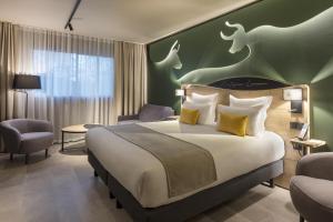 Ένα ή περισσότερα κρεβάτια σε δωμάτιο στο Hôtel OstOria Périgueux, BW Signature Collection