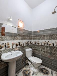 Koupelna v ubytování كامب سيوة اواسيس Siwa Oasis Camp + 42 fotografií