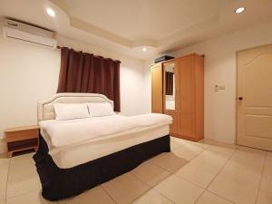 a bedroom with a large bed in a room at Pool Villa 91 in Ban Nong Pru