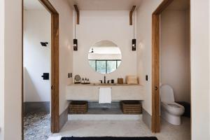 un baño con lavabo y espejo en Casa Yute by Ahau Collection, en San Agustinillo