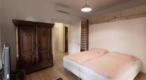 Una cama o camas en una habitación de Szent Flórián Tűzoltó Panzió Visegrád