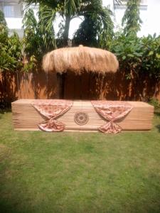 una fuente con una medalla en el césped en ilikers, en Cotonou