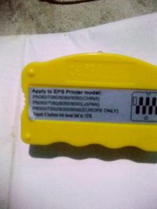 Un peine amarillo sobre un trozo de papel. en ilikers, en Cotonou