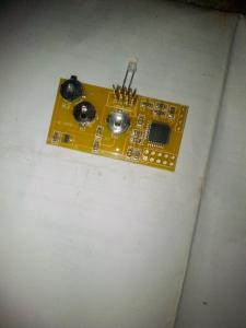 Un tablero amarillo con dos dispositivos electrónicos en una pared. en ilikers, en Cotonou