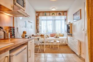 Front de mer - Studio RDC - Centre-ville & Casino في لوك-سور-مير: مطبخ وغرفة معيشة مع سرير وطاولة +9 صور