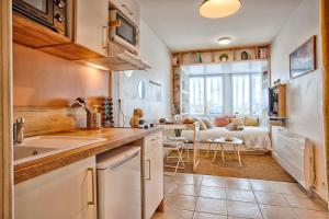 Front de mer - Studio RDC - Centre-ville & Casino في لوك-سور-مير: مطبخ وغرفة معيشة مع أريكة