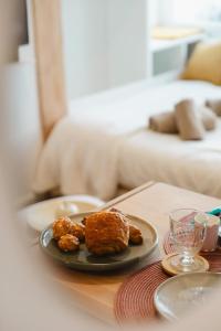 Front de mer - Studio RDC - Centre-ville & Casino في لوك-سور-مير: طاولة مع طبق من الطعام على طاولة