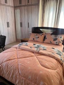 Ένα ή περισσότερα κρεβάτια σε δωμάτιο στο Charisma Guest House +4 φωτογραφίες