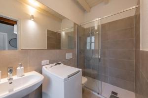 Et badeværelse på Cosy Garden Apartment In Como