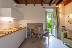 Køkken eller tekøkken på Cosy Garden Apartment In Como