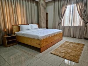 Una cama o camas en una habitación de Merrigold Resorts