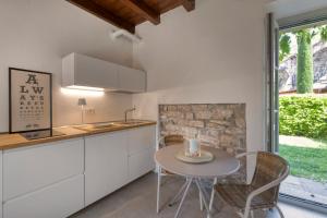 Køkken eller tekøkken på Cosy Garden Apartment In Como + 1 billede