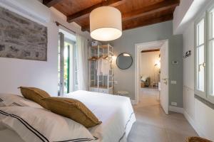 En eller flere senge i et værelse på Cosy Garden Apartment In Como