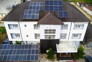 un edificio con muchos paneles solares en el techo en Merrigold Resorts, en Gbogije