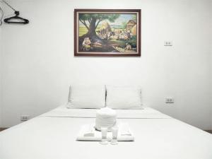 um quarto com uma cama e uma pintura na parede em Sulit Budget Hotel VMapa em Manilla mais 46 fotografias