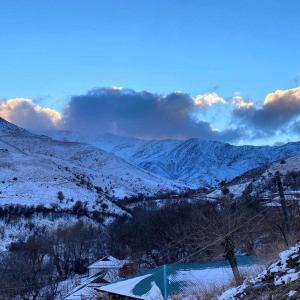 een met sneeuw bedekte vallei met bergen in de verte bij Beautiful nature resort 