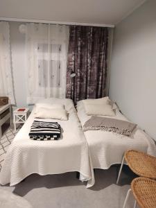 Ένα ή περισσότερα κρεβάτια σε δωμάτιο στο Narvan Maatilamajoitus Helenan Kanat ja Kammarit