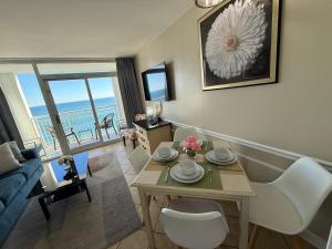 Гостиная зона в Camelot By The Sea Ocean Front Condo