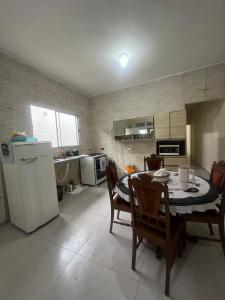 Η κουζίνα ή μικρή κουζίνα στο Casa São Vicente - 10 min from Praia Grande Ocean