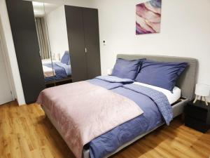 En eller flere senge i et værelse på Diamond Apartment Brno