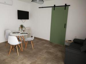 a living room with a table and chairs and a television at 25 Atardeceres in El Paso