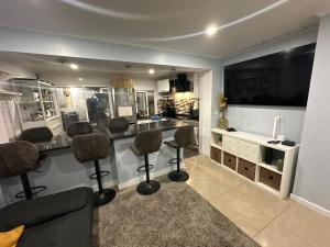 Η κουζίνα ή μικρή κουζίνα στο Cacém Maison BBQ Patio & Pool +17 φωτογραφίες