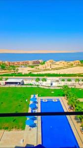 an aerial view of a swimming pool in a resort at فندق لوريت in Qaryat at Ta‘mīr as Siyāḩīyah
