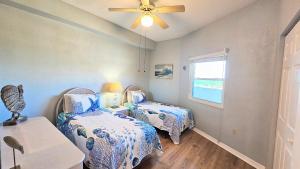 View of Woman jumps from 6th floor of her apartment building - WJLA