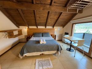 厄尔查尔坦Campo Base Aparts的一间卧室配有一张床,并备有2个拖鞋