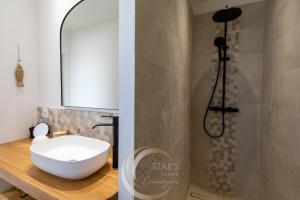 a bathroom with a white sink and a shower at Villa Neuve Corse sud avec vue mer et piscine chauffée in Pianottoli-Caldarello +18 photos