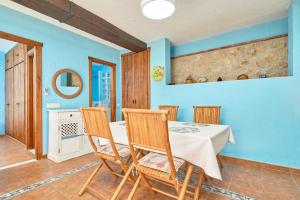 ein Esszimmer mit Tisch und Stühlen in der Unterkunft Villa La Canarita in La Cala del Moral