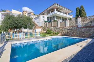 ein Swimmingpool vor einem Haus in der Unterkunft Villa La Canarita in La Cala del Moral