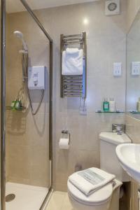 Un baño con ducha, inodoro y lavabo. en Brightonwave, en Brighton & Hove 27 fotos más