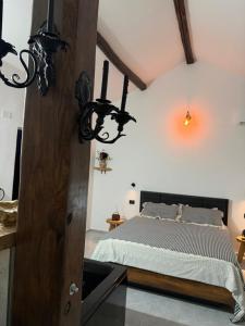 een slaapkamer met een bed in een witte kamer bij Villa Forgione in Grottaminarda +9 foto's