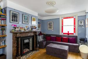 Una sala de estar con un sofá y una chimenea. en Brightonwave, en Brighton & Hove