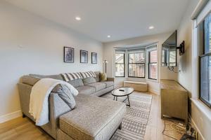 Pet Friendly! Elevation 25 في بارك سيتي: غرفة معيشة بها أريكة وطاولة