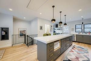 Pet Friendly! Elevation 25 في بارك سيتي: مطبخ مفتوح مع جزيرة كبيرة في الوسط