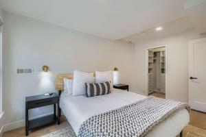 Pet Friendly! Elevation 25 في بارك سيتي: غرفة نوم بسرير ابيض كبير مع طاولة سوداء