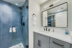 Pet Friendly! Elevation 25 في بارك سيتي: حمام مع دش ومغسلة ومرآة +23 صورة