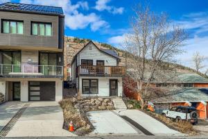 Pet Friendly! Elevation 25 في بارك سيتي: منزل فيه سيارة متوقفة أمامه