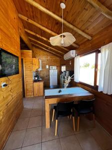 una cucina con tavolo da pranzo in una cabina di Cabañas Potrero de Marquez Paraiso Adult only a Potrero de Garay