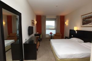 Voodi või voodid majutusasutuse Ein Kerem Hotel toas