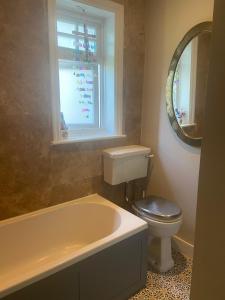 Et badeværelse på Bright spacious apartment