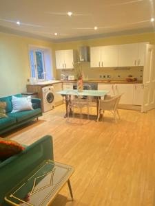 Køkken eller tekøkken på Bright spacious apartment