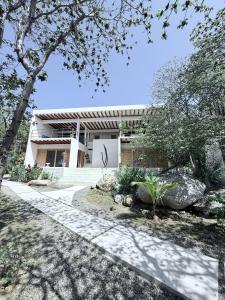 una casa con un jardín delante de ella en Villa Cuachalalate - Puerto Escondido, en El Puertecito