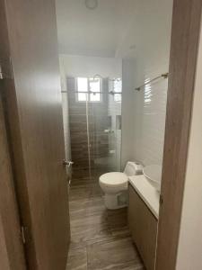 Casa Moderna en Condominio Ricaurte - Girardot في جيراردو: حمام مع مرحاض ومغسلة ودش